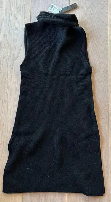 앨리스 앤 올리비아 블랙 슬리브리스 터틀넥 XS