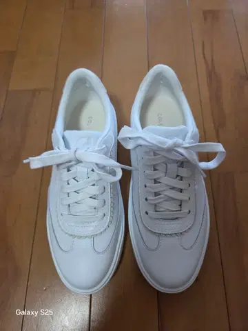 화이트 가죽 스니커즈 레이스업