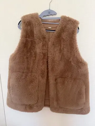 [ Mila Owen ] 브라운 퍼 베스트 2 포켓 부착