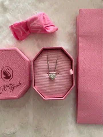 Ariana Grande x Swarovski 하트 펜던트 목걸이