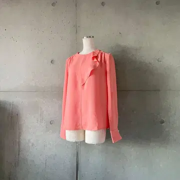 택 포함 새상품 Adela 프릴 블라우스 코랄 핑크 오렌지