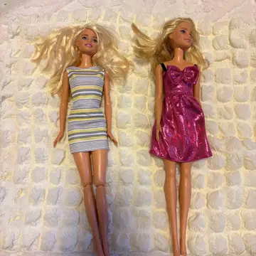 바비 인형 2체 세트 스트라이프와 핑크 드레스
