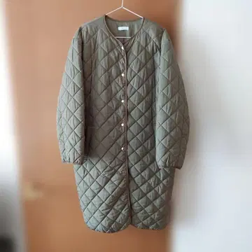 새상품급 avv 퀼팅 롱 코트 카키