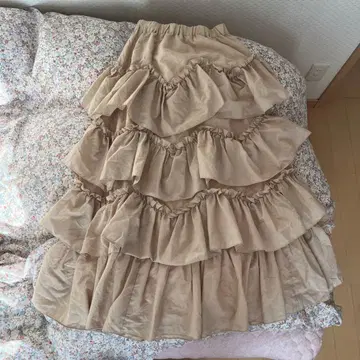 프릴 달린 베이지 플레어 스커트