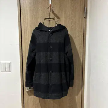 [niko and -] 후드 부착 블랙 그레이 스트라이프 코트