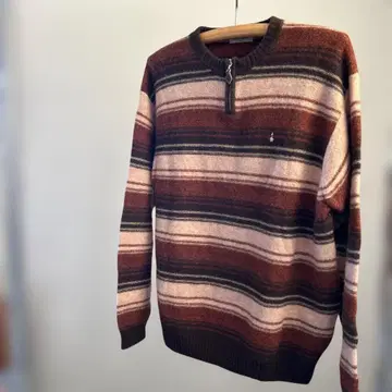 브라운 스트라이프 지퍼 스웨터