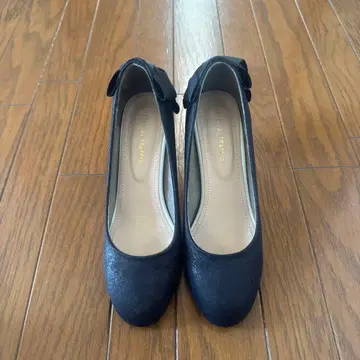 리본 포함 블랙 펌프스