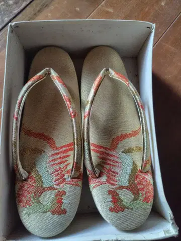 일본 의류용 조리 골드 컬러 꽃무늬