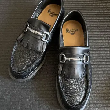 새상품 Dr. Martens 블랙 로퍼 아오야마점 구매