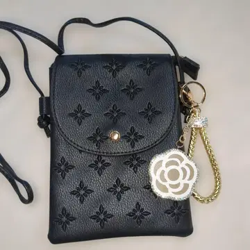 블랙 엠보싱 가공 숄더백