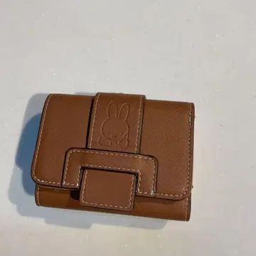 미피 엠보싱 가공 3단 폴더형 지갑 브라운