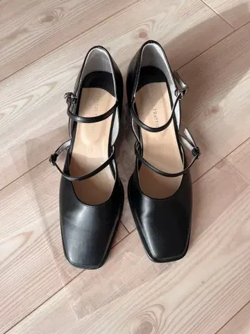 블랙 스퀘어토 스트랩 펌프스