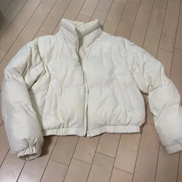 화이트 숏 기장 다운 자켓 S 사이즈 상당