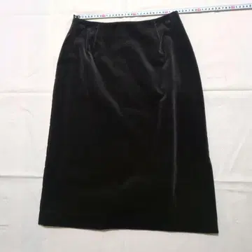 [미사용] 바니스뉴욕 벨벳 느낌 블랙 미디 스커트 가로 슬릿 포함