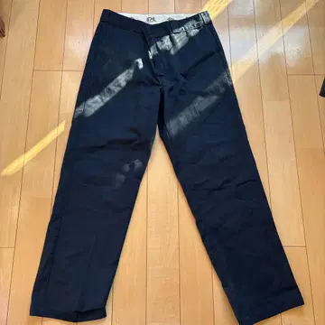 Dickies 네이비 워크 팬츠 백 포켓 부착