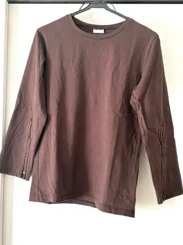 pinue 티셔츠 상의 브라운