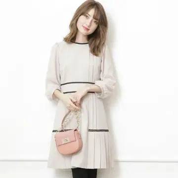 리랜드트루 레이스 절개 플리츠 원피스 베이지 1