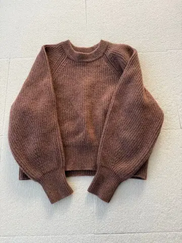 MACPHEE 리브 벌룬 소매 니트 브라운