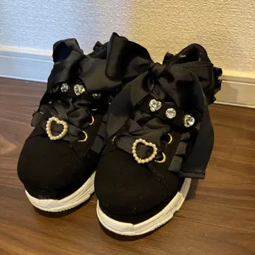 리본 포함 하트 비쥬 스니커즈