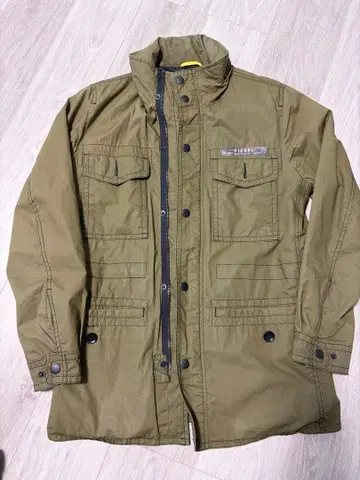 올리브색 밀리터리 자켓