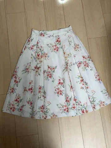 꽃무늬 플레어 스커트 무릎 기장