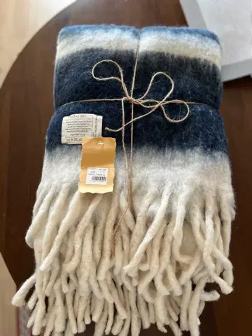 Bagaimana Living 울 스톨 네이비와 화이트