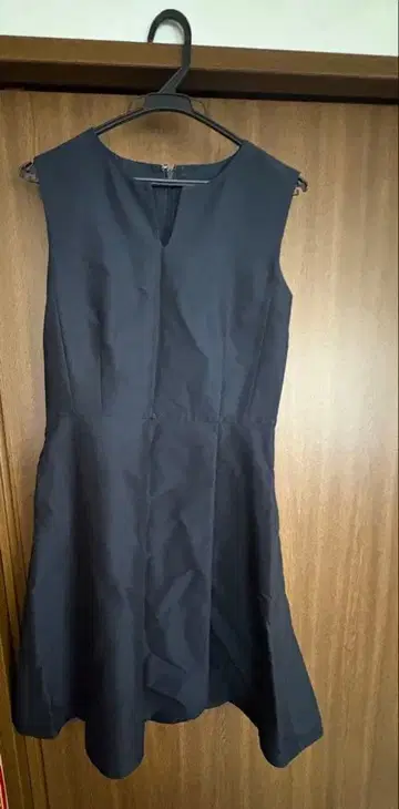 블랙 슬리브리스 무릎 기장 원피스