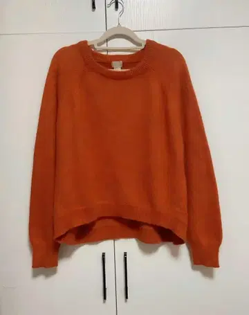 오렌지 크루넥 긴팔 스웨터