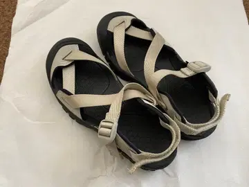 KEEN 크로스 스트랩 스포츠 샌들 베이지