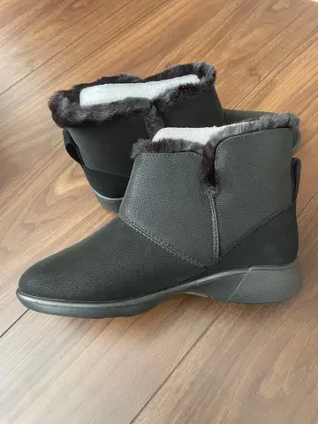 미사용 새상품 퍼 포함 블랙 숏부츠