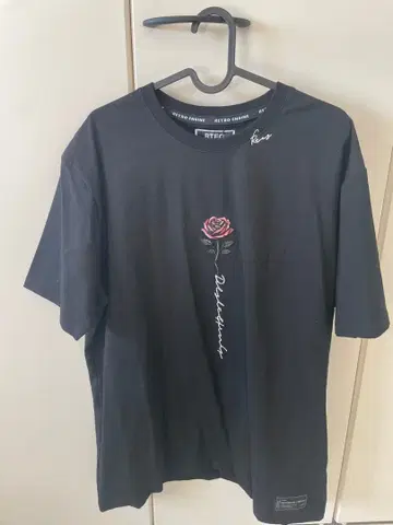 아담스 저글러 RTEG M&로즈티 장미 자수 반팔 티셔츠 블랙