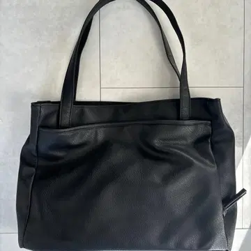 블랙의 심플한 토트백