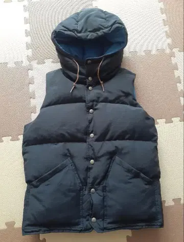 새상품급 빔즈 플러스 다운 베스트 S 사이즈 navy 색상 BEAMS