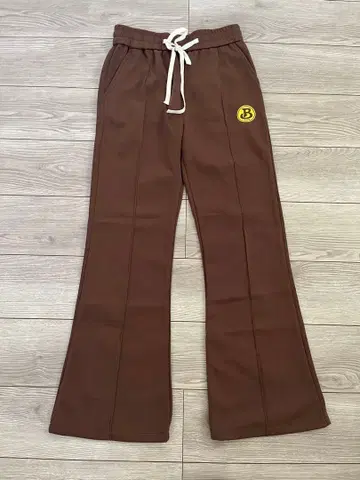브라운 플레어 팬츠 B 자수 포함