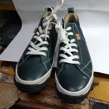 그린 컬러 가죽 하이컷 스니커즈