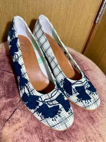 새상품 미사용 펌프스 체크 무늬 꽃무늬 자수 23.5cm