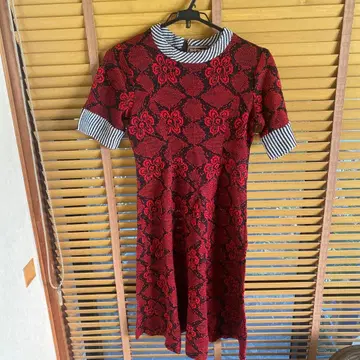 사이토 토요코 빨강 검정 꽃무늬 반팔 원피스