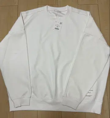 화이트 크루넥 긴팔 티셔츠