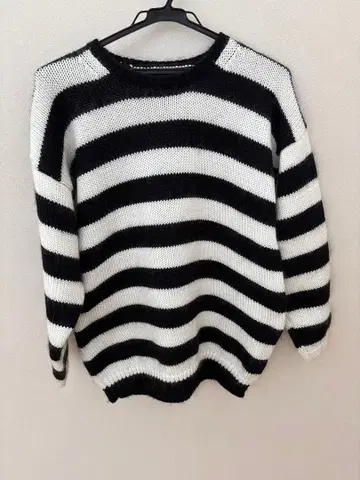 MACPHEE 블랙과 화이트 스트라이프 니트