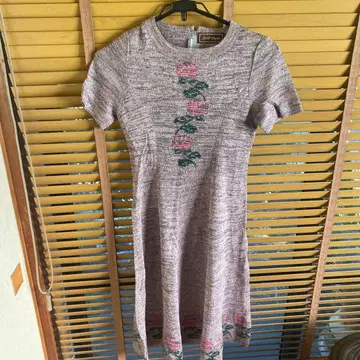 사이토 토세코 꽃무늬 자수 반팔 무릎 기장 원피스