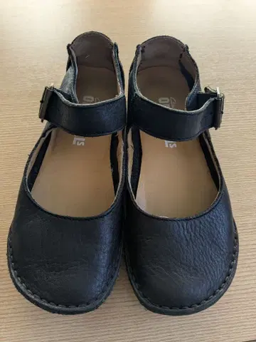 클락스 스트랩 신발 22.5cm