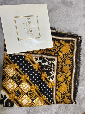 Nina Ricci 꽃무늬 스카프
