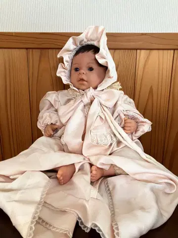 프릴 달린 후드의 핑크 인형