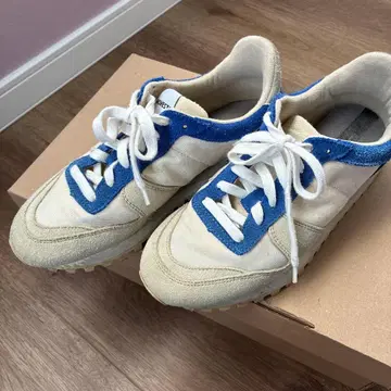 NOVESTA 아이보리/블루 스니커즈