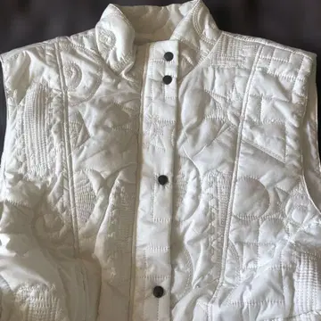 화이트 퀼팅 슬리브리스 베스트 LECLUSE 베스트