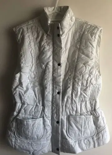 화이트 퀼팅 슬리브리스 베스트 LECLUSE 베스트