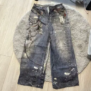 데미지, 체인 등의 프린트 가공 스트레이트 데님