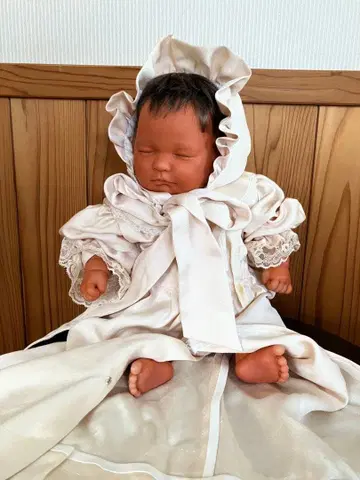 크림색 후드 부착 드레스 인형