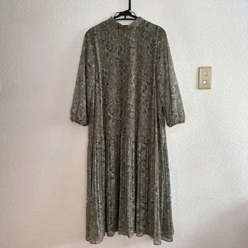 미라 오웬 꽃무늬 플리츠 원피스 올리브 그린