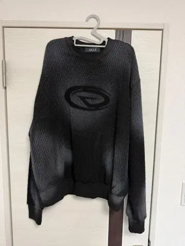 ARULE 블랙 로고 맨투맨